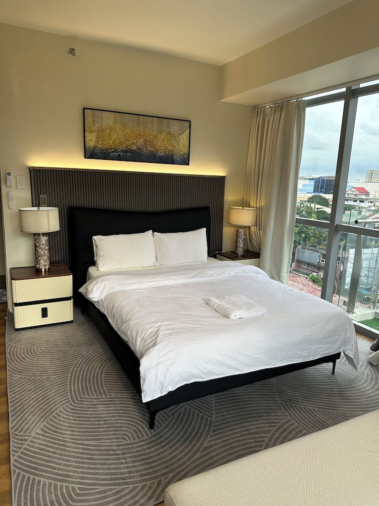 Luxury Penthouse & High-Floor Hotel near City of Dreams, Airport, Okada, and Solaire Casino
