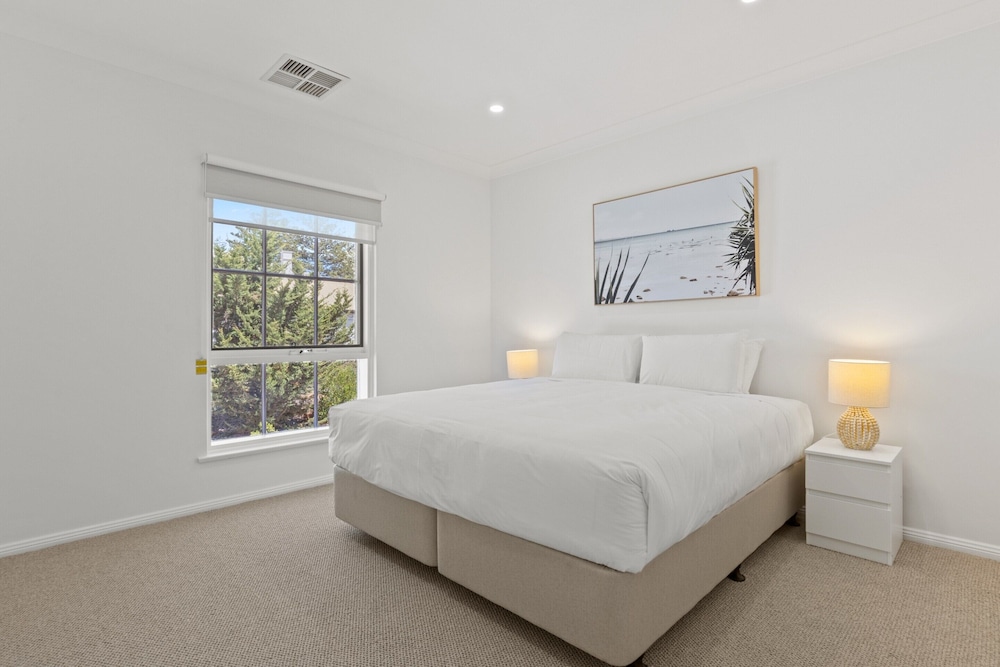 Elegant 3-bed Home From Sunny Glenelg Beach