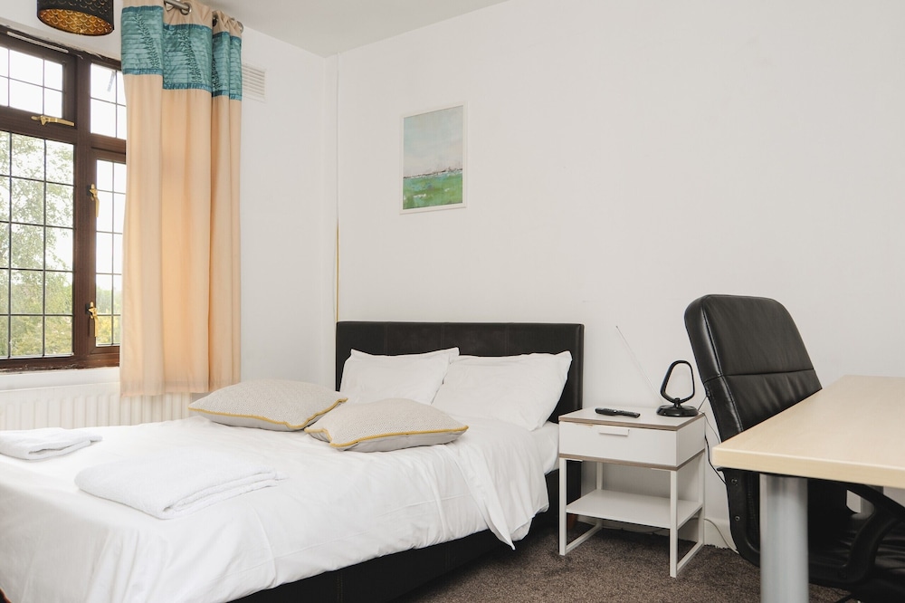 Room in Guest Room - Beautiful Big Room in Coventry view 4
