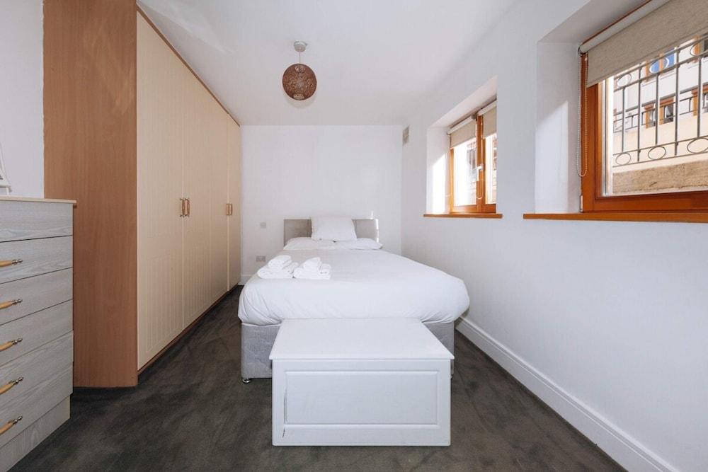 Exhilarating 2BD Flat With Outdoor Patio, Dublin!