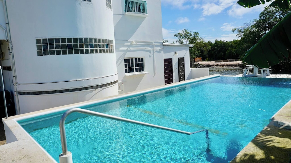 Poolside Seaview Studio With Infinity Pool & Overwater Deck Near Airport, 1st FL