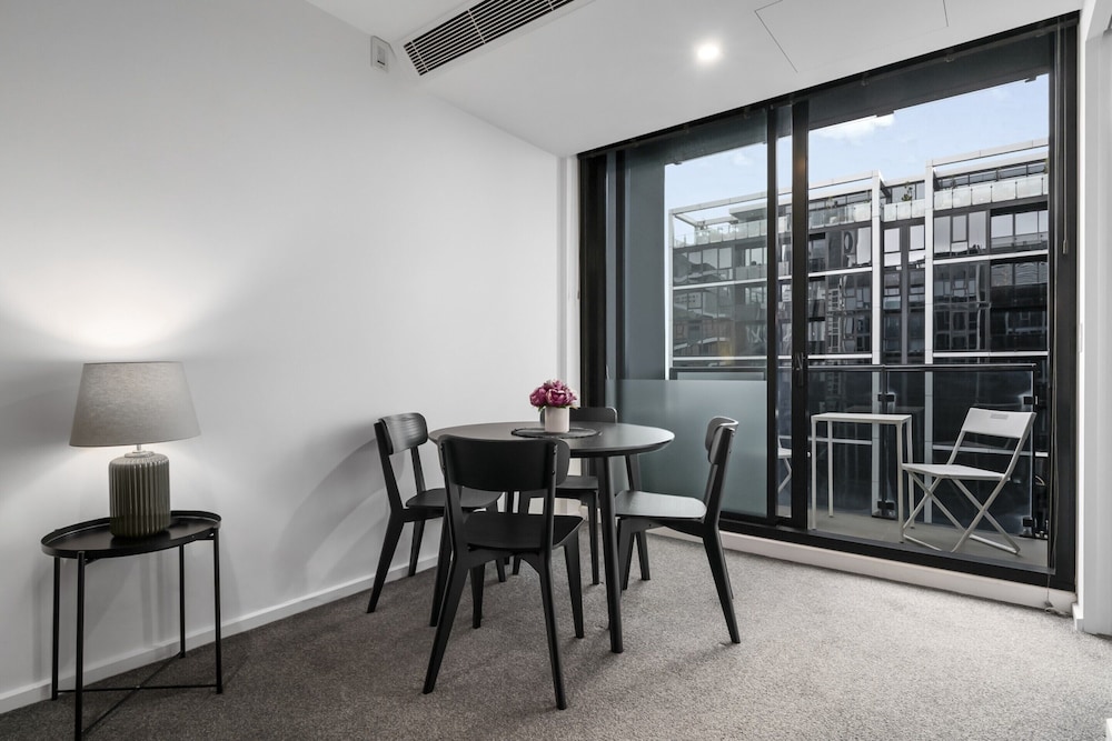 City Stay Steps From Yarra River Walks