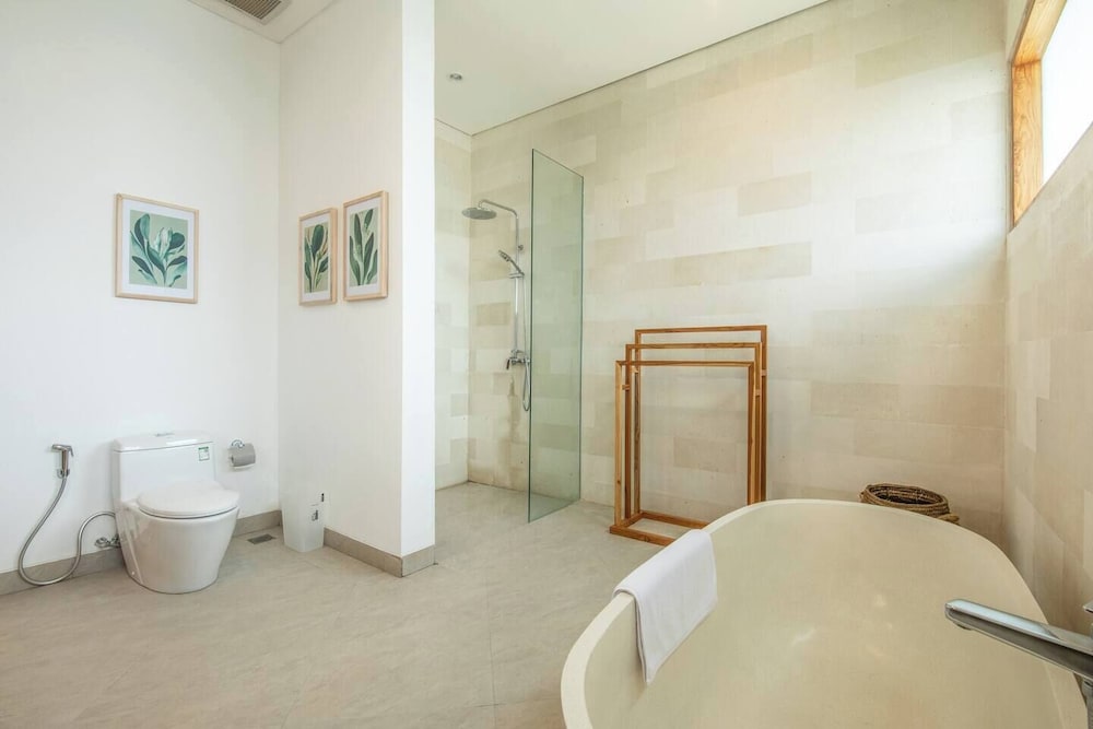 Luxurious 6 BR With Sea View, 5 Mins to Savaya