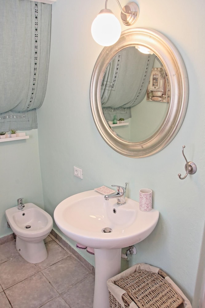 Lili Luxury Cottage in Ozias view 5