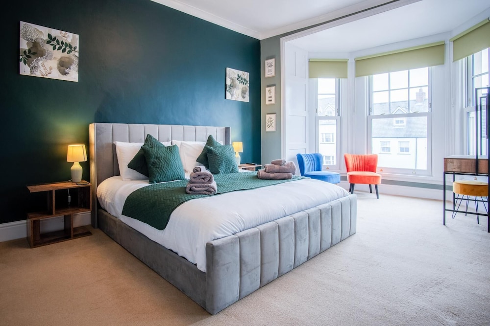 The Lanterns - 9 Bedroom - Sleeps 17 - Saundersfoot Village Centre