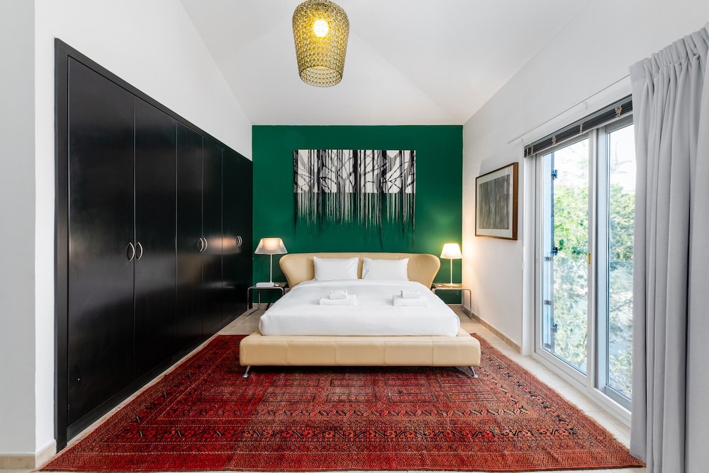 Artsy 4BR DIP Villa w Community Pool Gym
