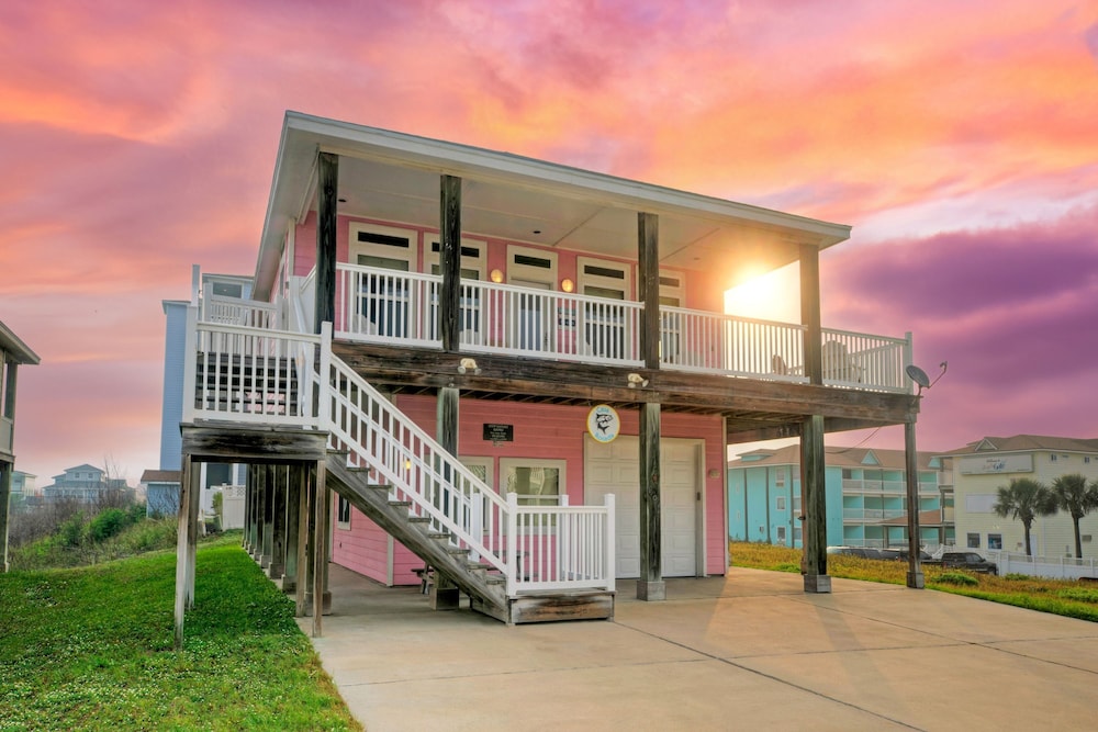 Casa Rosada by Avantstay Easy Beach Access Spacious Balcony Deck