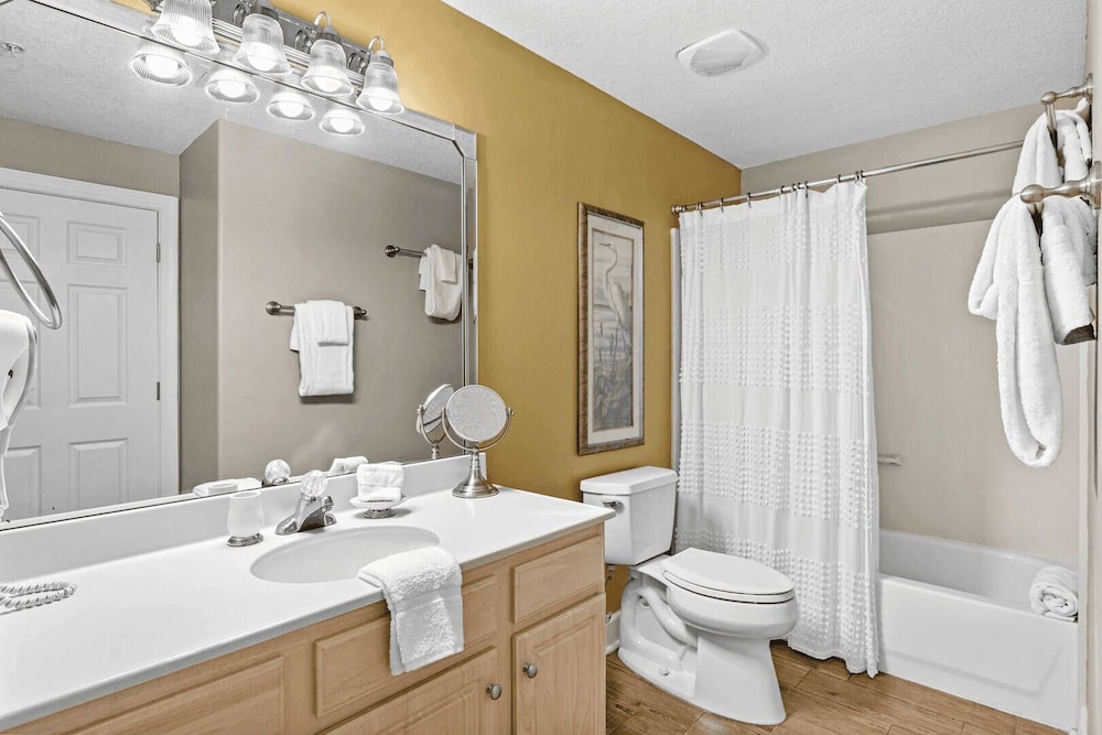Bahama Breeze by Avantstay Gulf Front, 2 Pools, Beach Chairs Included!