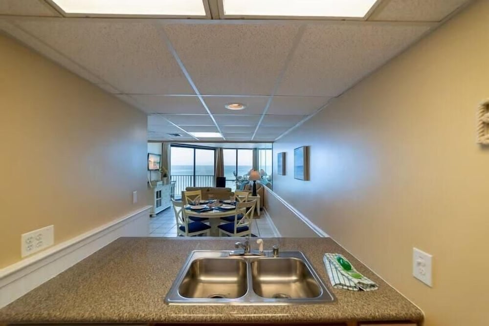 Leeward 403 at Edgewater