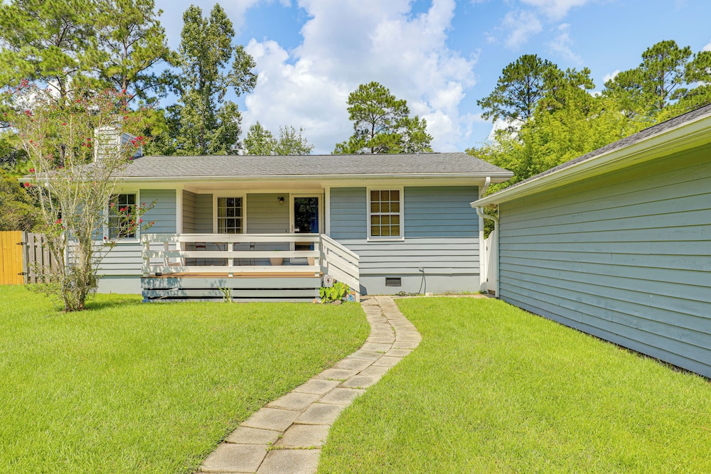 3 Mi to Beach: Pawleys Island Cottage