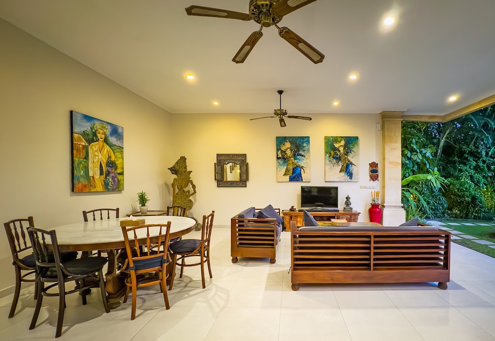 Villa Bugis Kayu Aya Seminyak