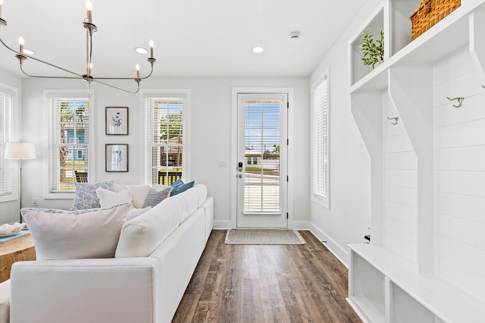 Spacious 6BR Beach Home Sleeps 15 Relax & Reconnect at Coastal Breeze