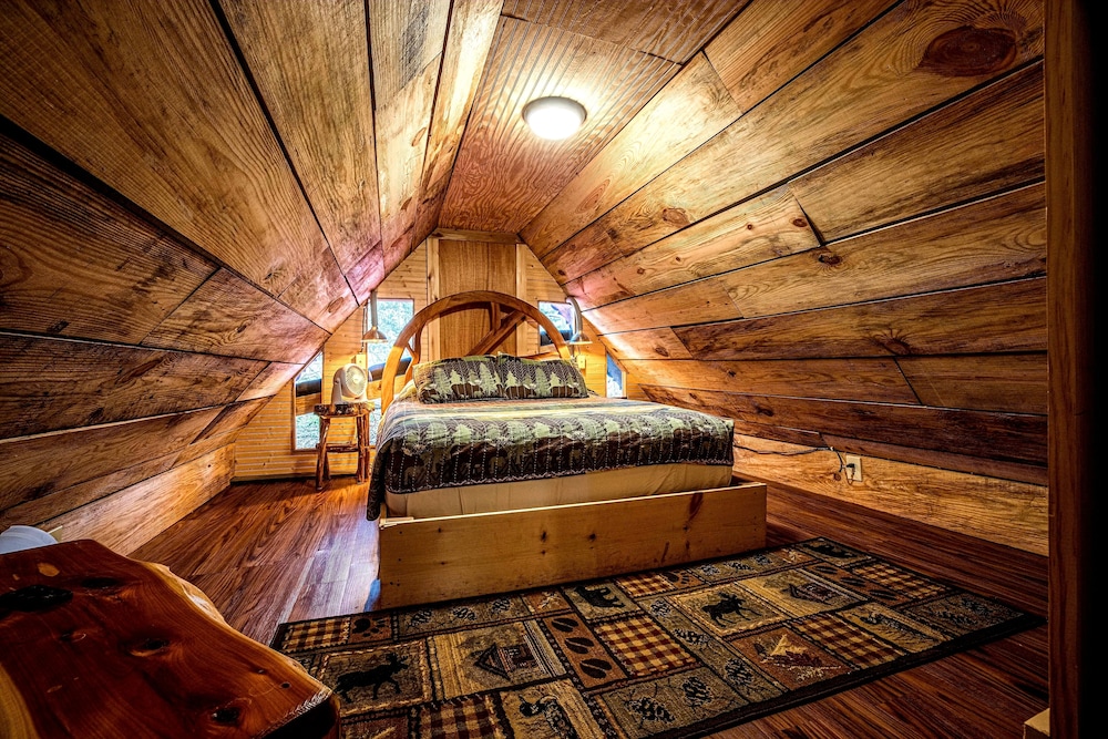 Bear Creek Lodge and Cabins in Helen Ga - Pet Friendly, River on Property, Walking Distance to downtown Helen