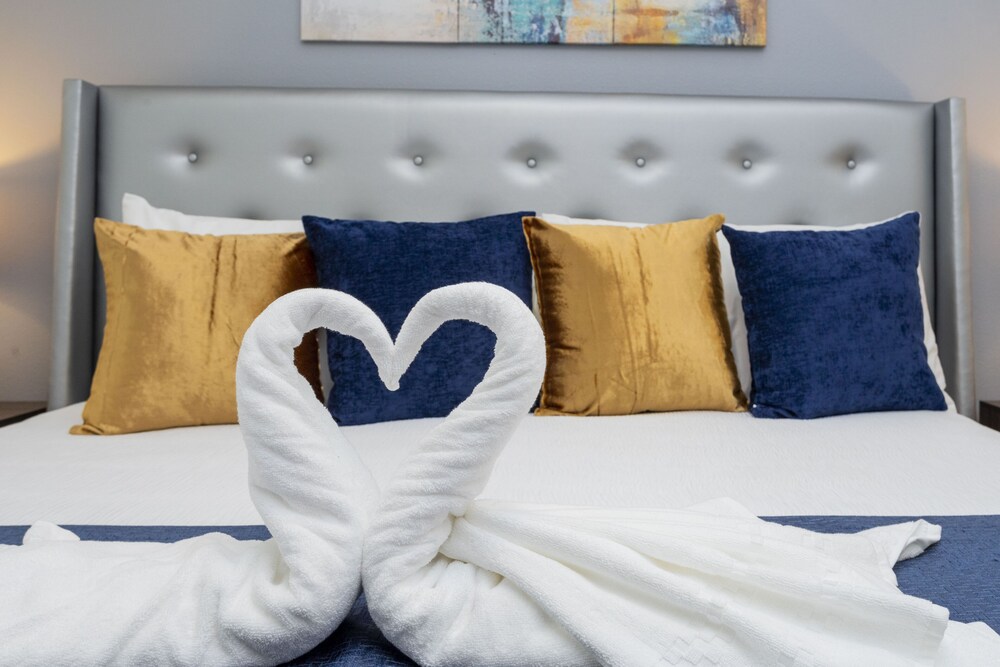 Stunning 2 Bd Condo Close to Disney 304 3191 - Image 2