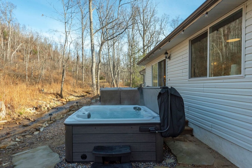 Creekside on Shope hot tub Fire pit
