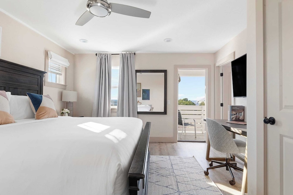Sleeps 18! 7bdr, Backyard Pool, Walk to Beach Miramar Beach Jewel by Avantstay