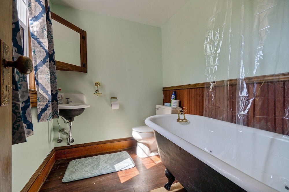 Captains Quarters By The Bay 3 Bedroom Cottage by RedAwning view 4
