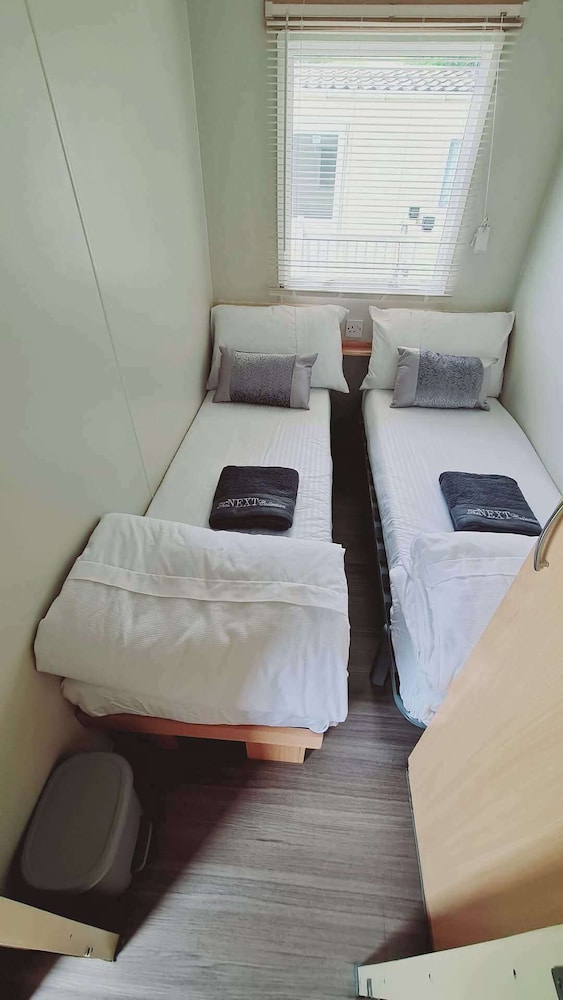 3-bed Cabin, Sleeps 6 With Pool & 5 Mins to Beach