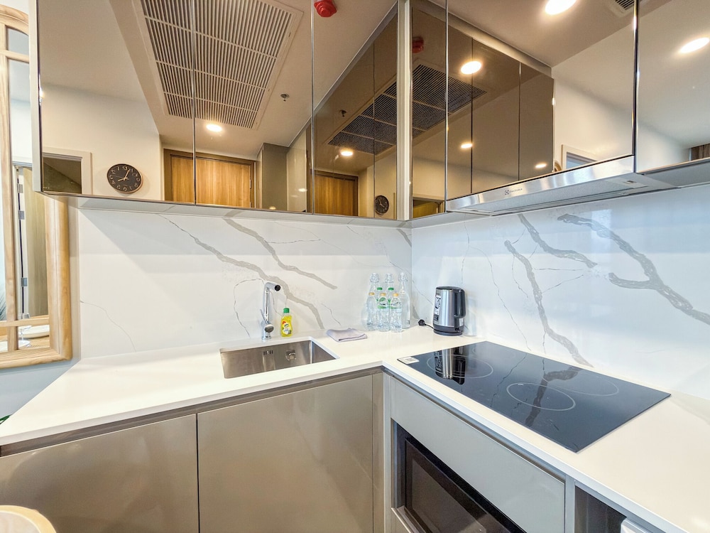 Luxury Downtown Bangkok 2BR 2BA · Sky Pool Gym · 5min Walk to Siam Paragon