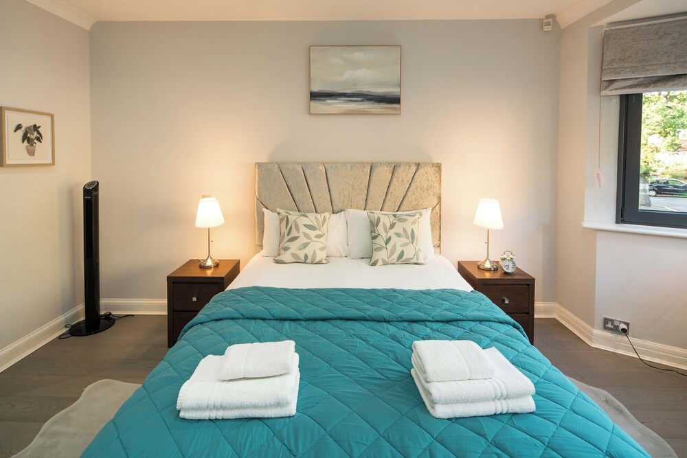Luxurious 6-bed House With Pool and Free Parking