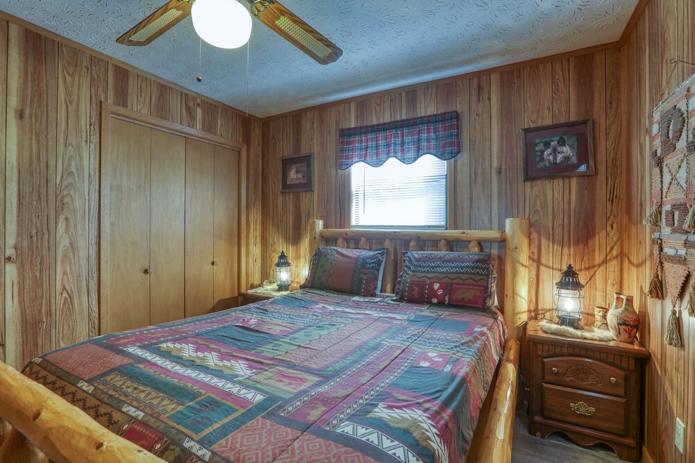 Wandering Creek - 2 Bedrooms, 1 Baths, Sleeps 6 Cabin by RedAwning