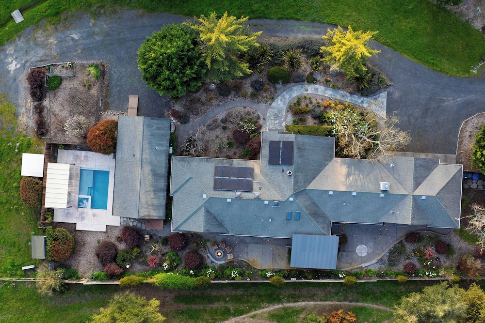 Pool + Hot Tub + Firepit + Game Room Minutes From Sebastopol & Russian River Baker Lane Retreat