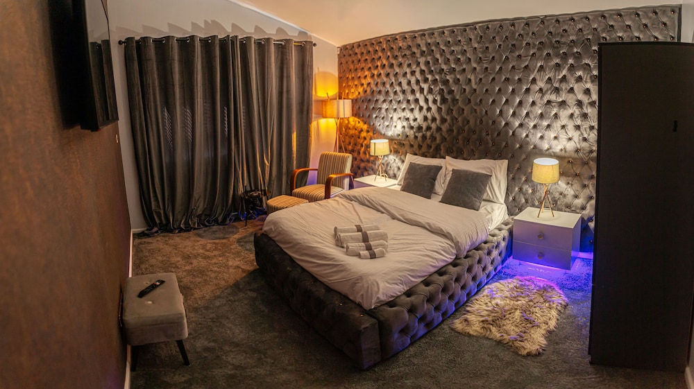 Impeccable 1-bed Apartment in Birmingham view 2