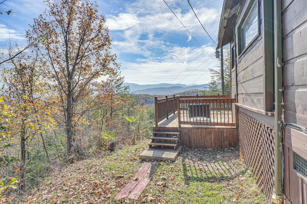 Cabin w/ Deck & Mountain Views Near Gatlinburg!