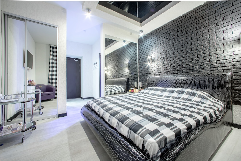 Alex Hotel on Muzhestva