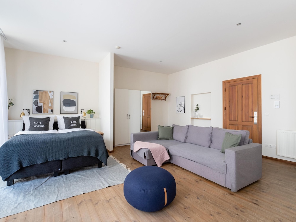 Schoenhouse Avenue by Limehome