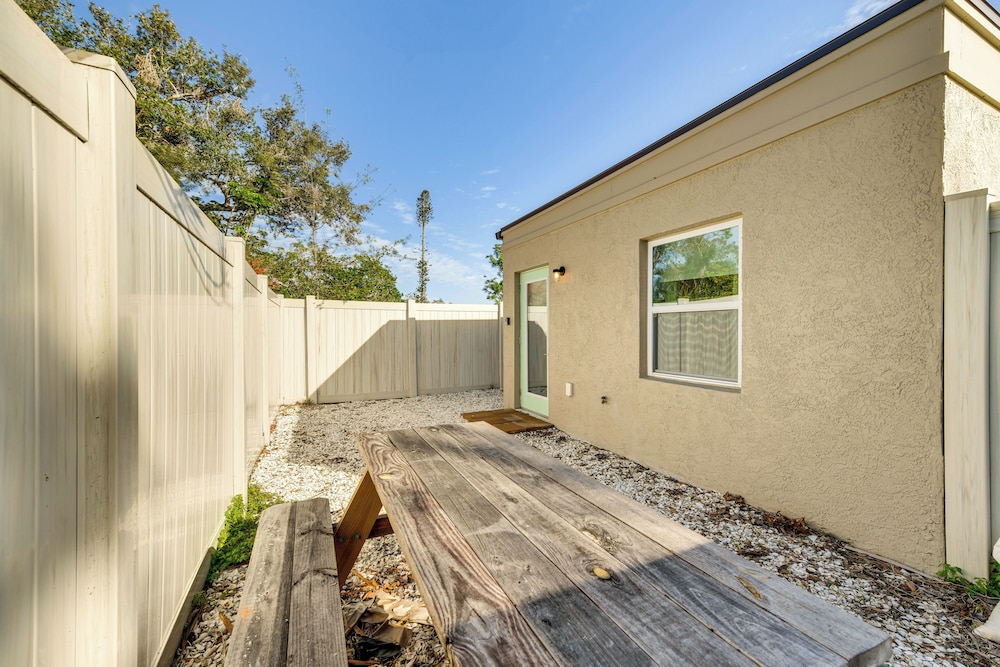 6 Mi to Dtwn: Sarasota Apt w/ Patio & Fire Pit