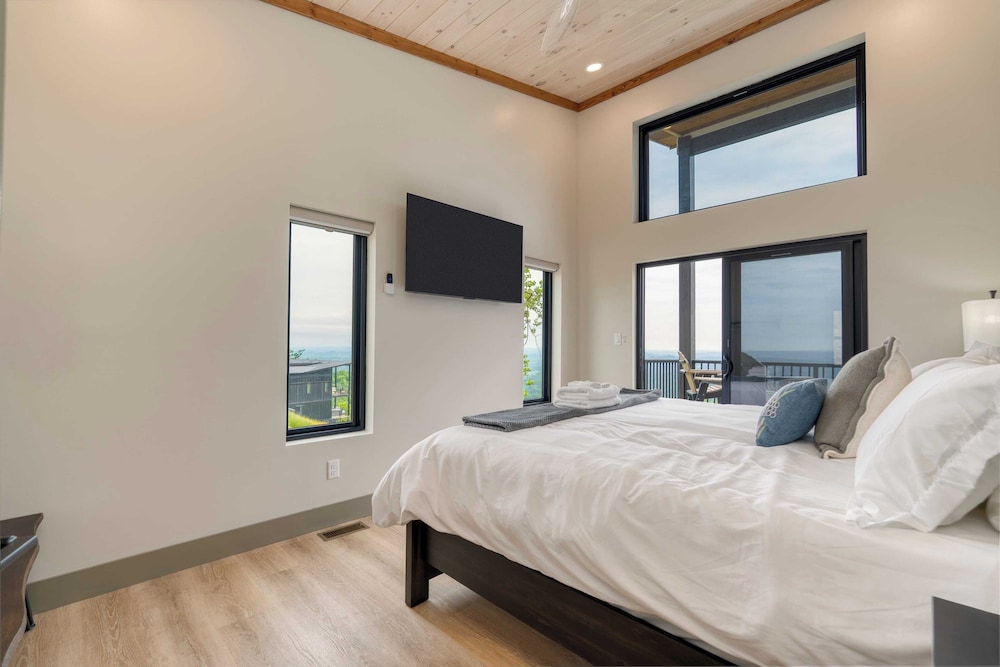 Luxury Group Retreat w/ Indoor Pool, Arcade & 56-mile Views Grand Vista Retreat