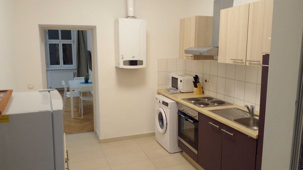 Budget 2BR Apartment Near Stadthalle
