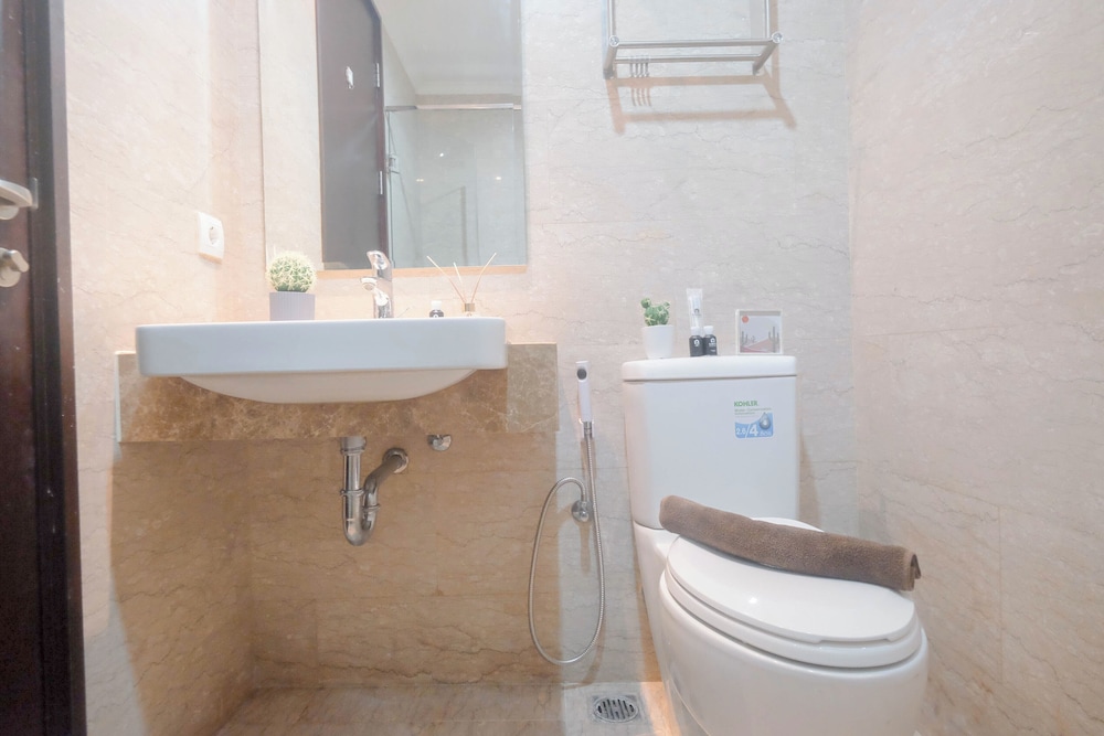 Modern Studio Near Taman Ismail Marzuki At Apartment Menteng Park