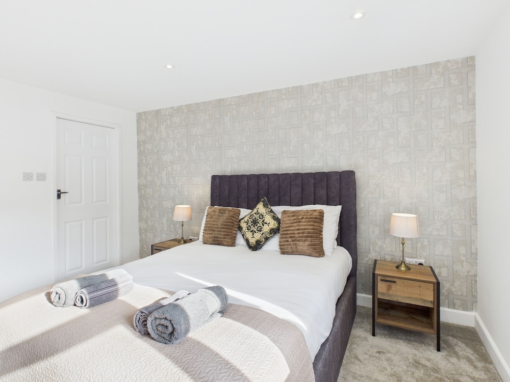 Room-modern Guest Room in West Midlands