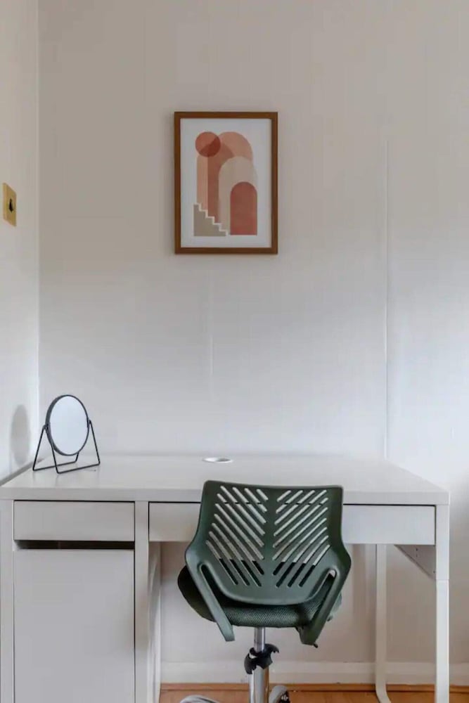 Cosy 4BD Flat W/private Balcony - Nine Elms!
