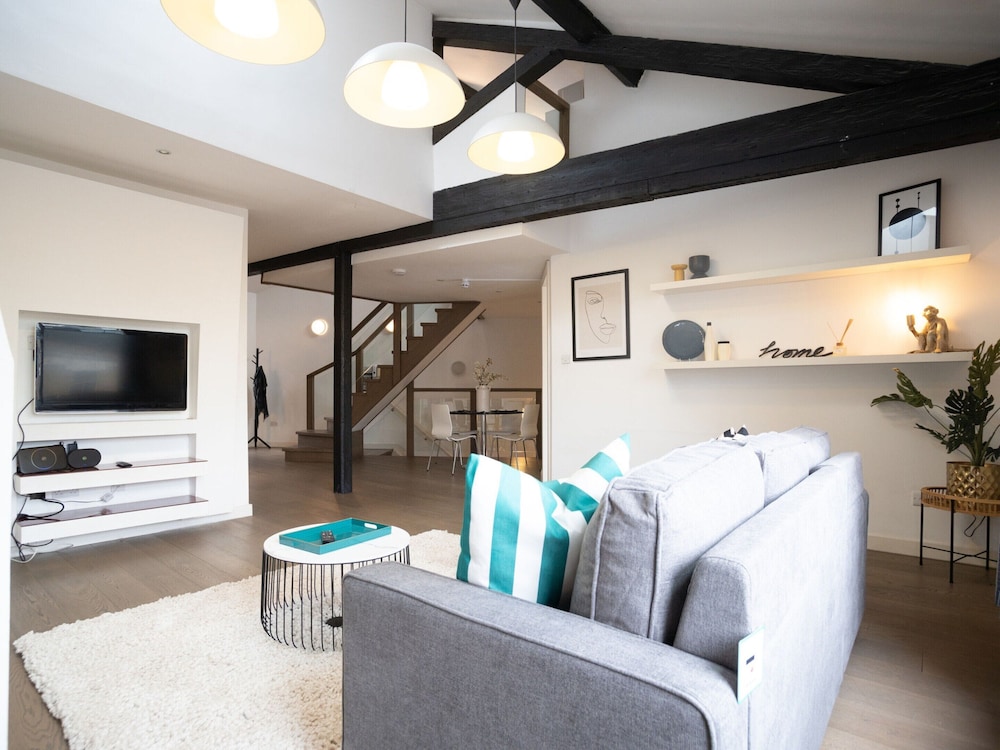 City View Three-bed Premier Apartment London