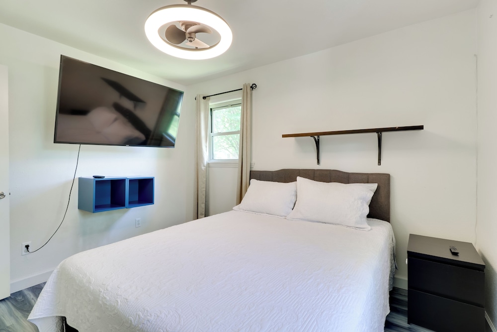 1 Mi to Dtwn + Fenced Yard: Georgetown Getaway!