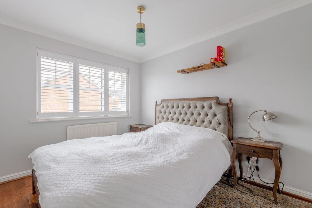 Serene and Spacious 2 Bedroom House in South Wimbledon