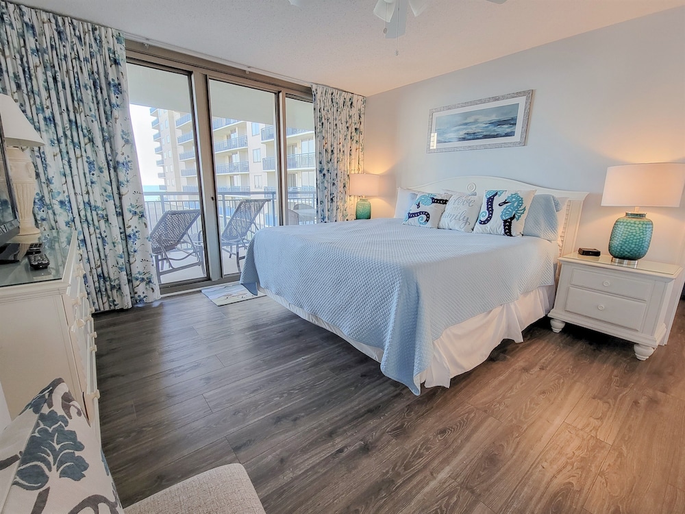 Huge 3 bedroom, 3 bath condo in the lovely Brighton building! 3 Condo view 2