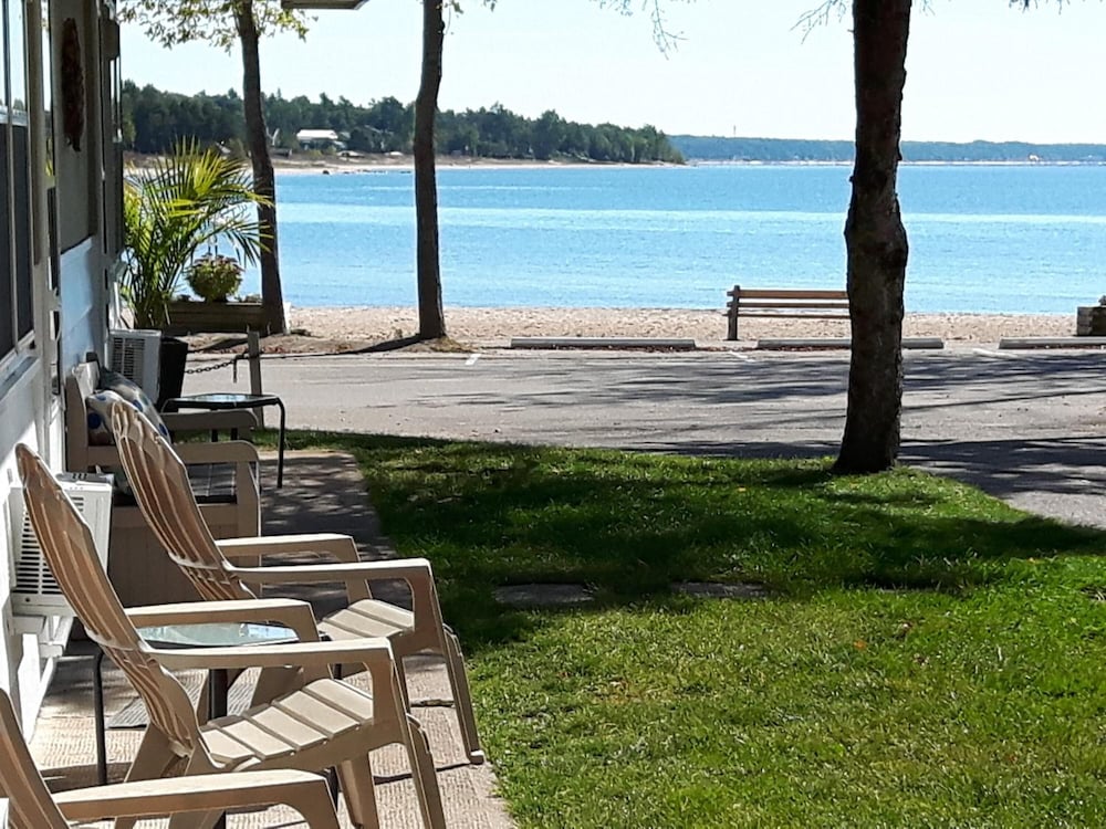 Balm Beach Resort & Motel