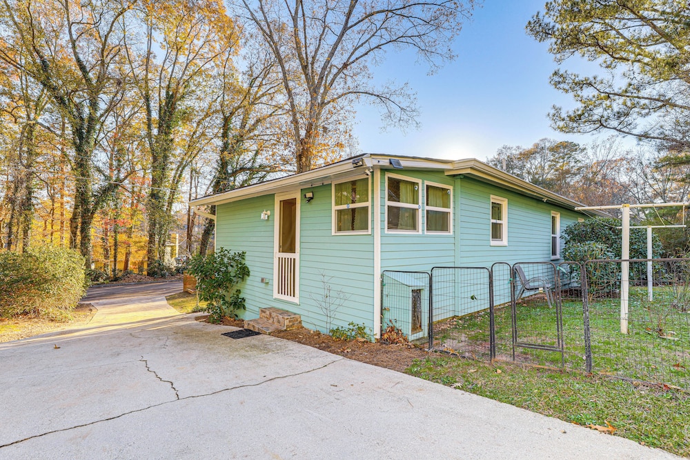 1 Mi to Stone Mountain Park: Outdoor Haven!