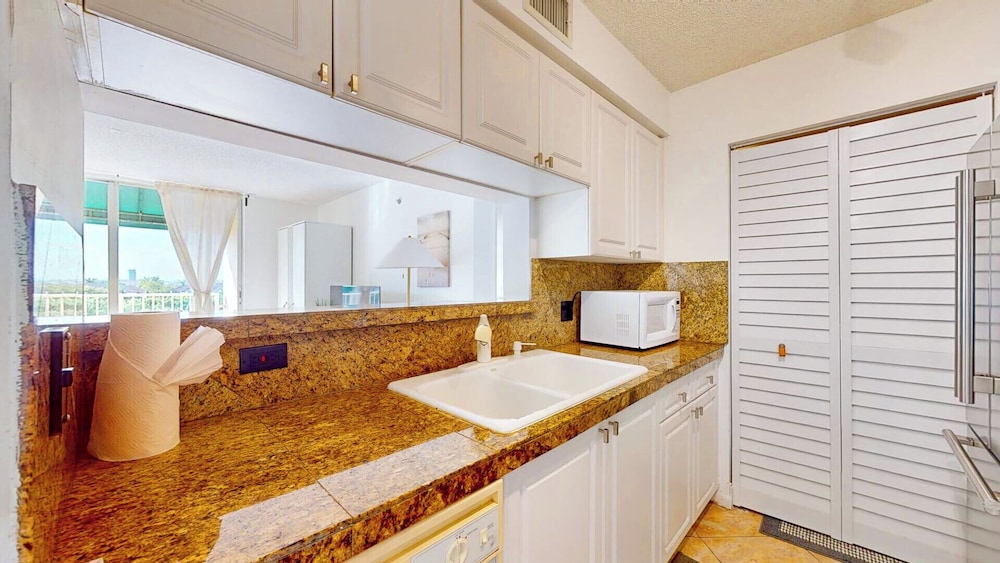 Lux Condo at Yacht Club 10min from Beach