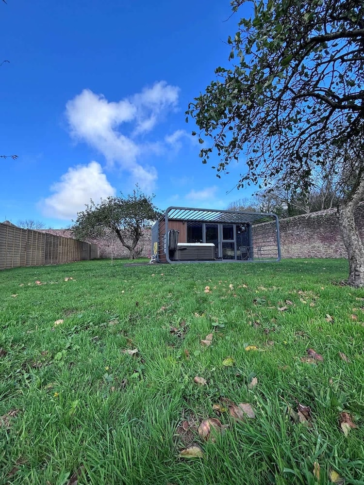 Glamping Pod With Hot Tub in Orchard