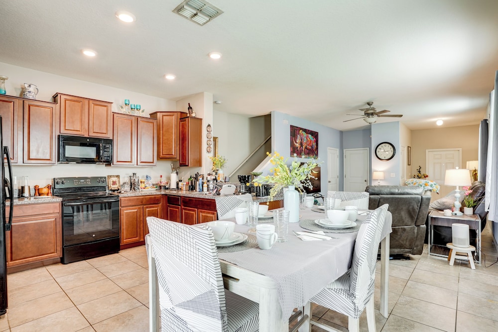 4 Mi to Brandon Exchange: Resort-style Townhome!