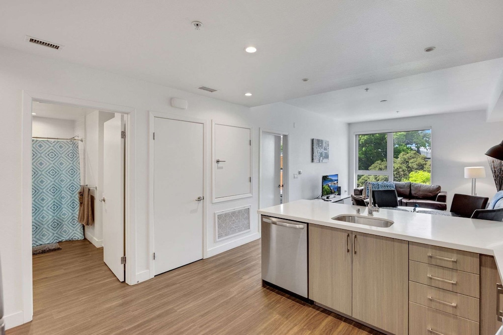 Stylish 1BR Family Apartment by Dtla