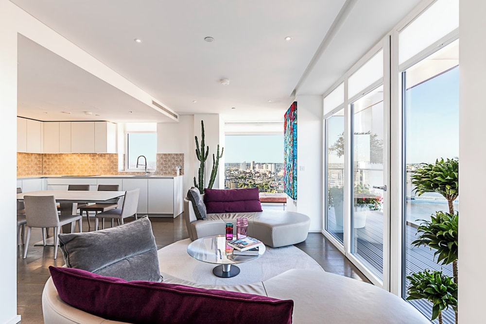 Luxurious 3-bed Sky-high Battersea Gem