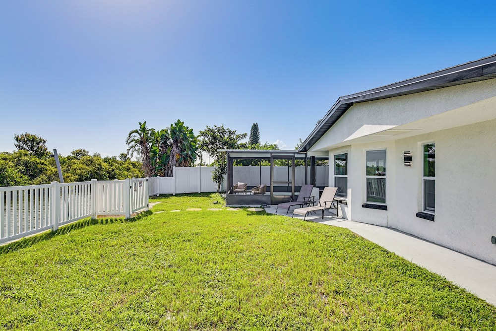 Canal-front Holiday Home Near Beach: Swim & Paddle