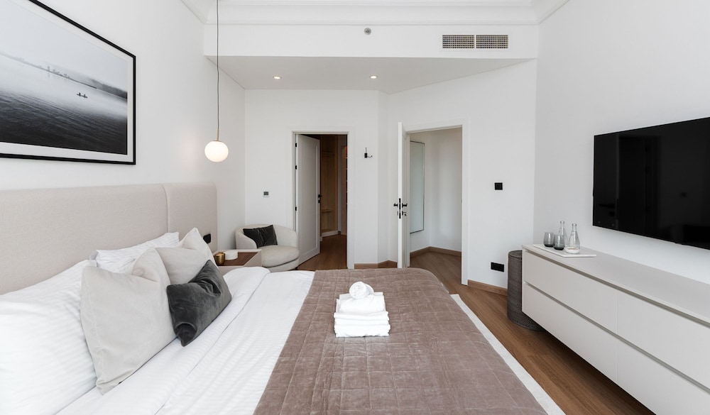 Sleek 2BR Apt at the Palm w Beach Access