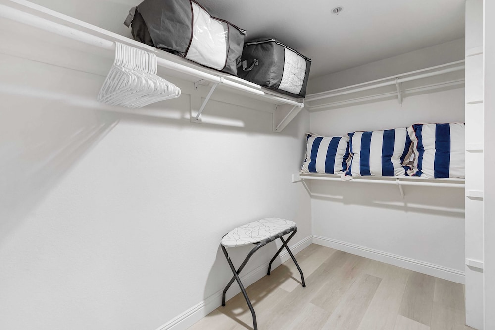 Walk to Beach Pool, Hot Tub, Private Patio, Parking Seabreeze Retreat